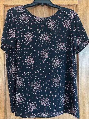 Women's Loft Floral Short Sleeve Blouse w/Buttons on Shoulder. Size Medium